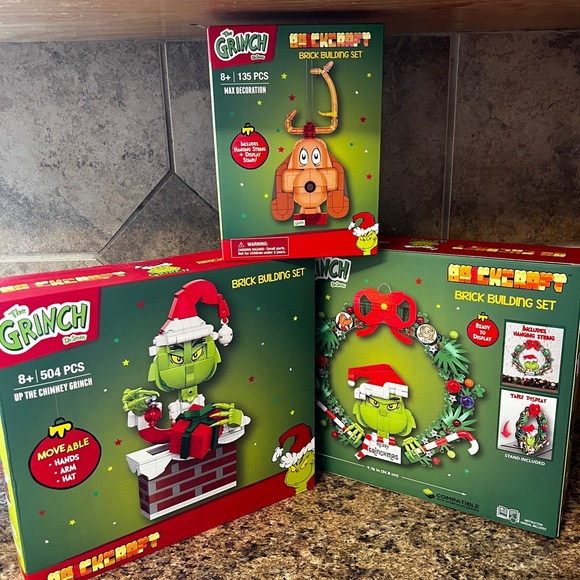 Brickcraft Dr. Seuss The Grinch Chimney, Max Building Set, Grinch Wreath, Lego - Picture 2 of 9